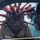 El inspector de policía Rajesh Babu con su casco de coronavirus, habla con un conductor en el control de Chennal. 28 de marzo de 2020.